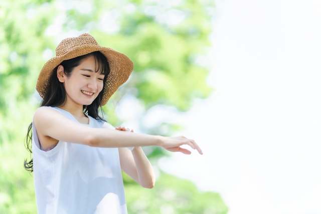 日焼け止めを塗っている女性