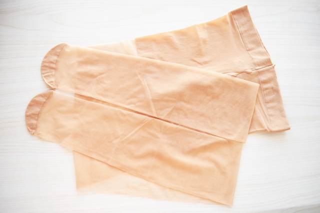 折りたたまれたベージュのストッキング