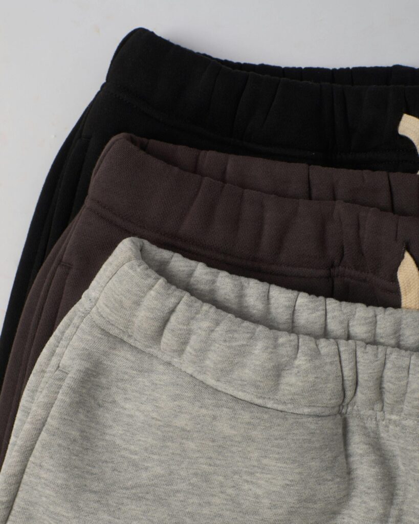3枚のスウェットパンツのウエスト