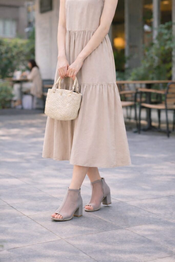 ワンピースとオープントゥショートブーツコーデの女性