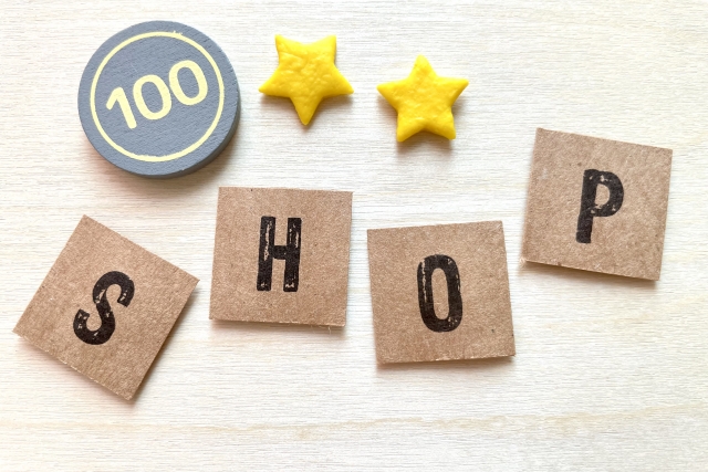 コルクボードに100SHOPの文字