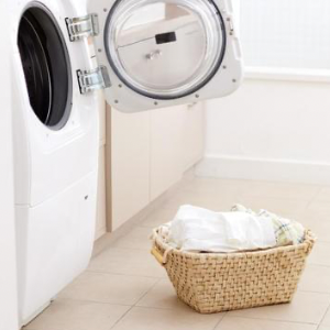 洗濯機の前にタオルを置いている