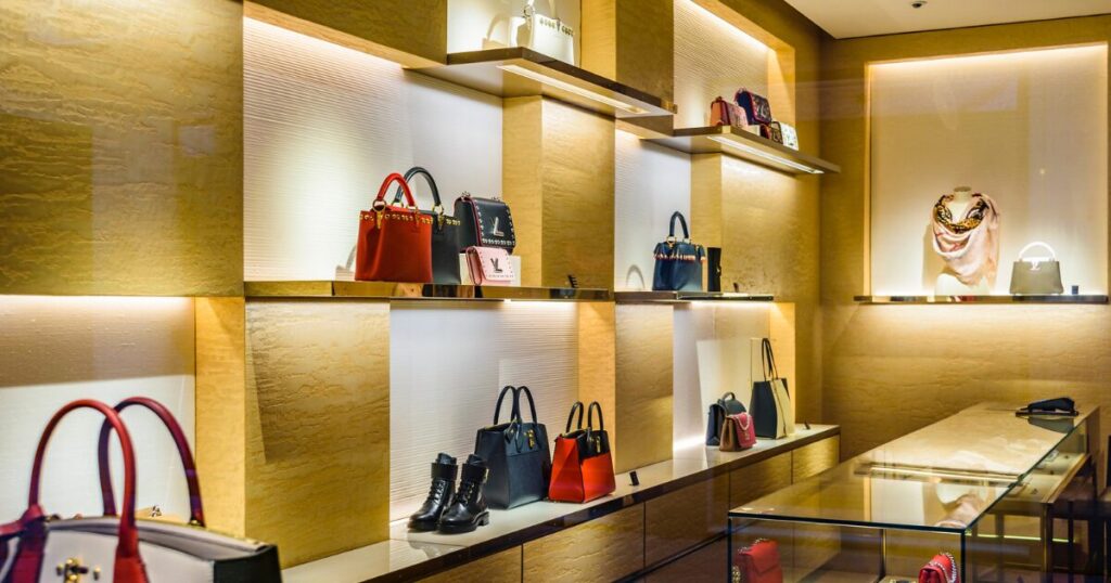 ショーウィンドウに並んでいるバッグ