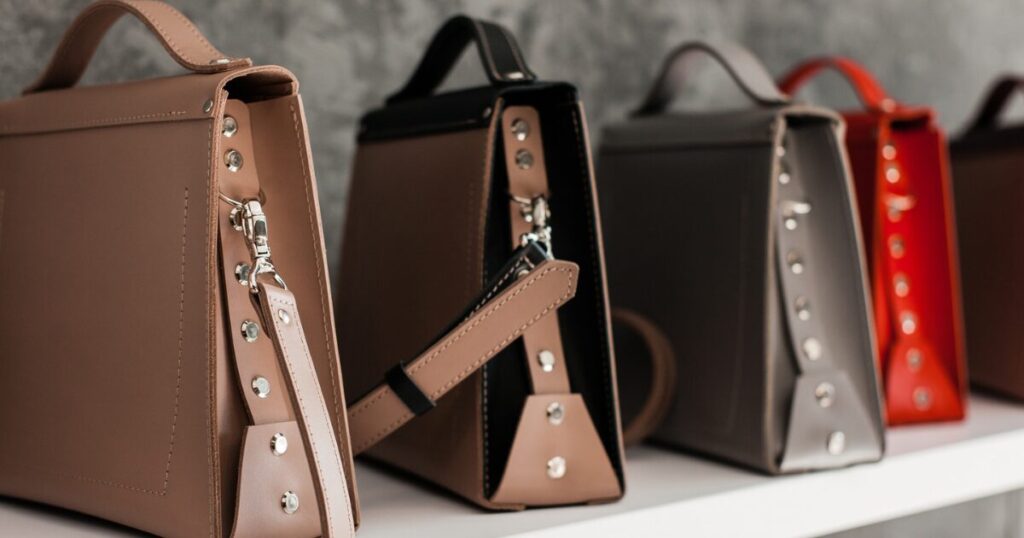 カラフルなバッグが並んでいる