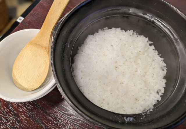 釜に入った白ご飯と茶碗としゃもじ