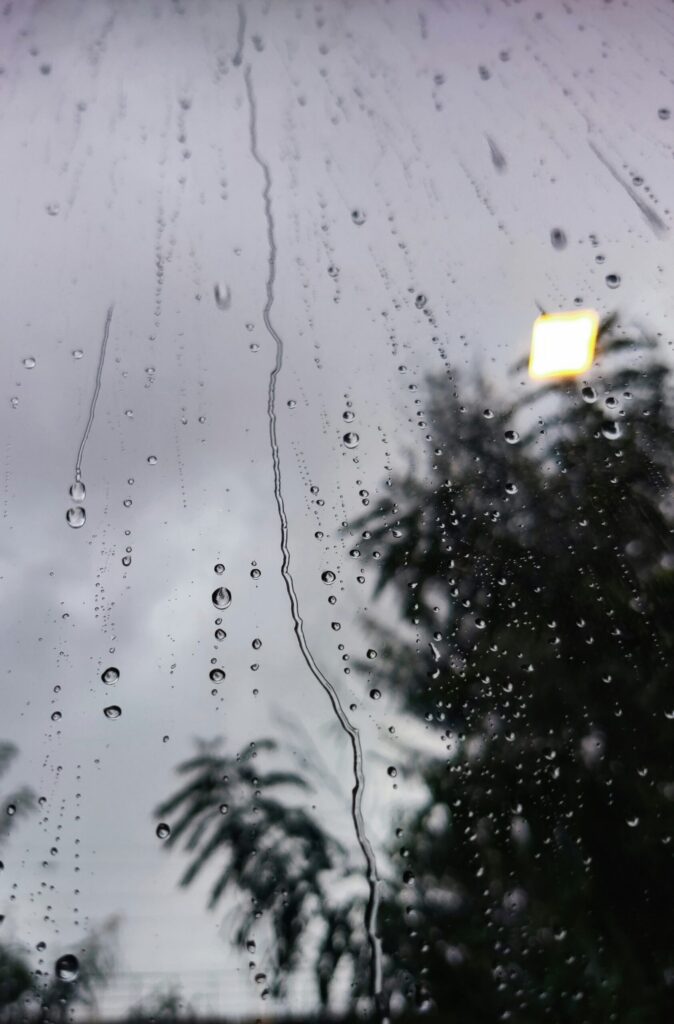 雨粒で濡れている窓ガラス