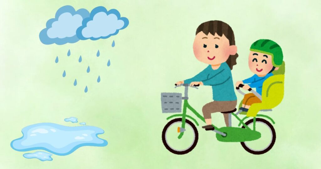 雨雲と水たまりの横を子ども乗せ自転車で進む親子