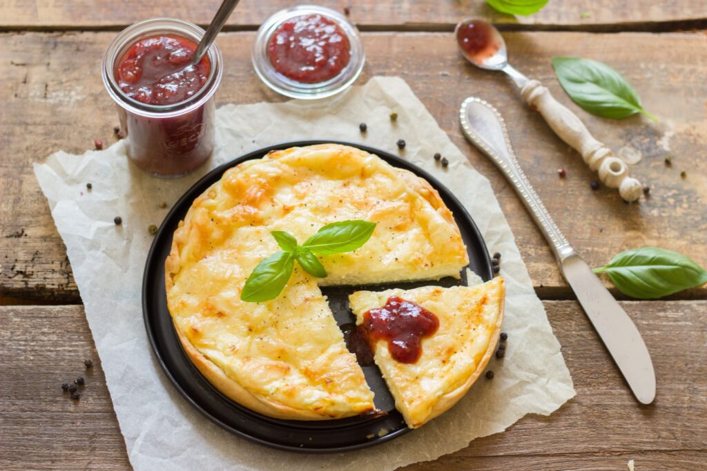 黒いお皿に乗っている丸いケーキ