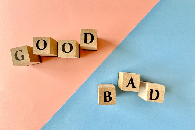 ピンクとブルーの背景にGOODとBADの文字