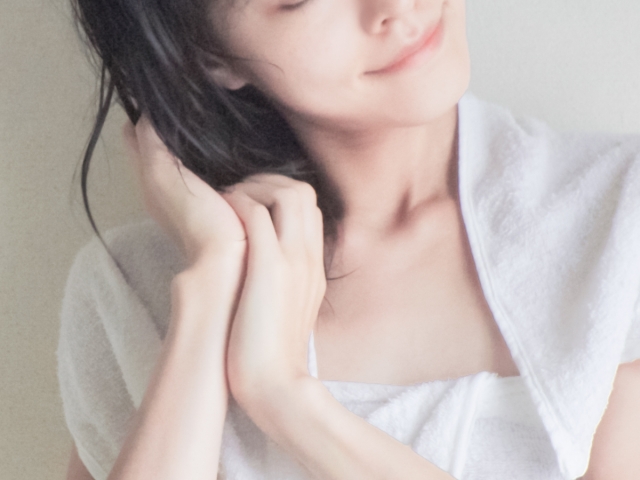 ヘアケアをしている女性