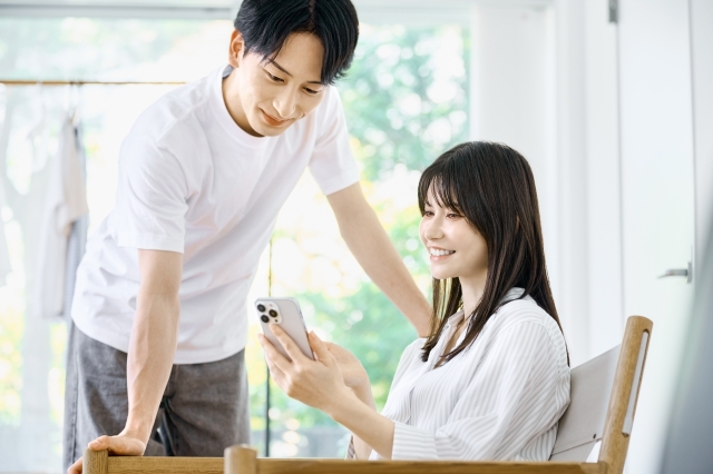 夫婦でオンラインショッピングをしている