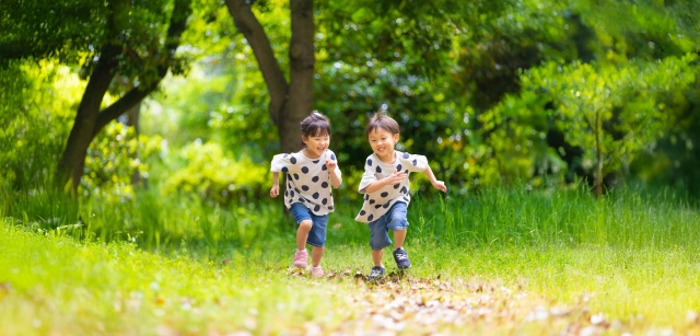 公園を走っている子どもたち