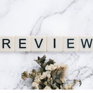 大理石の背景にREVIEWの文字