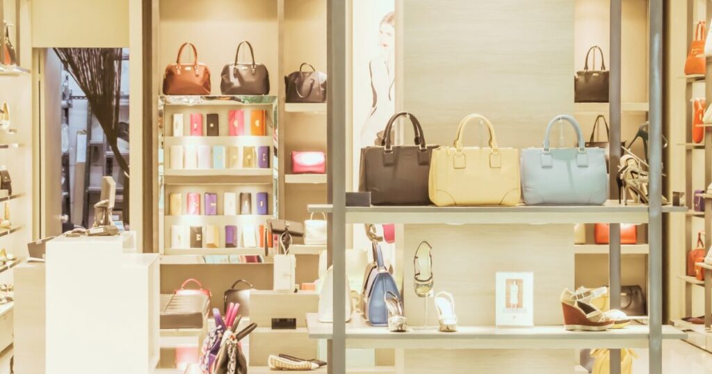 バッグや小物が並ぶ明るいショップ店内