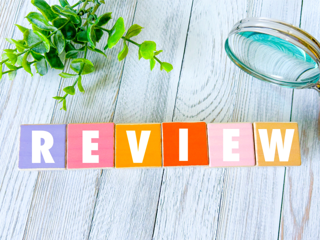 木目の背景にカラフルなREVIEWのブロック