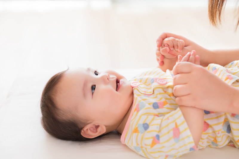 ほほえむ赤ちゃん