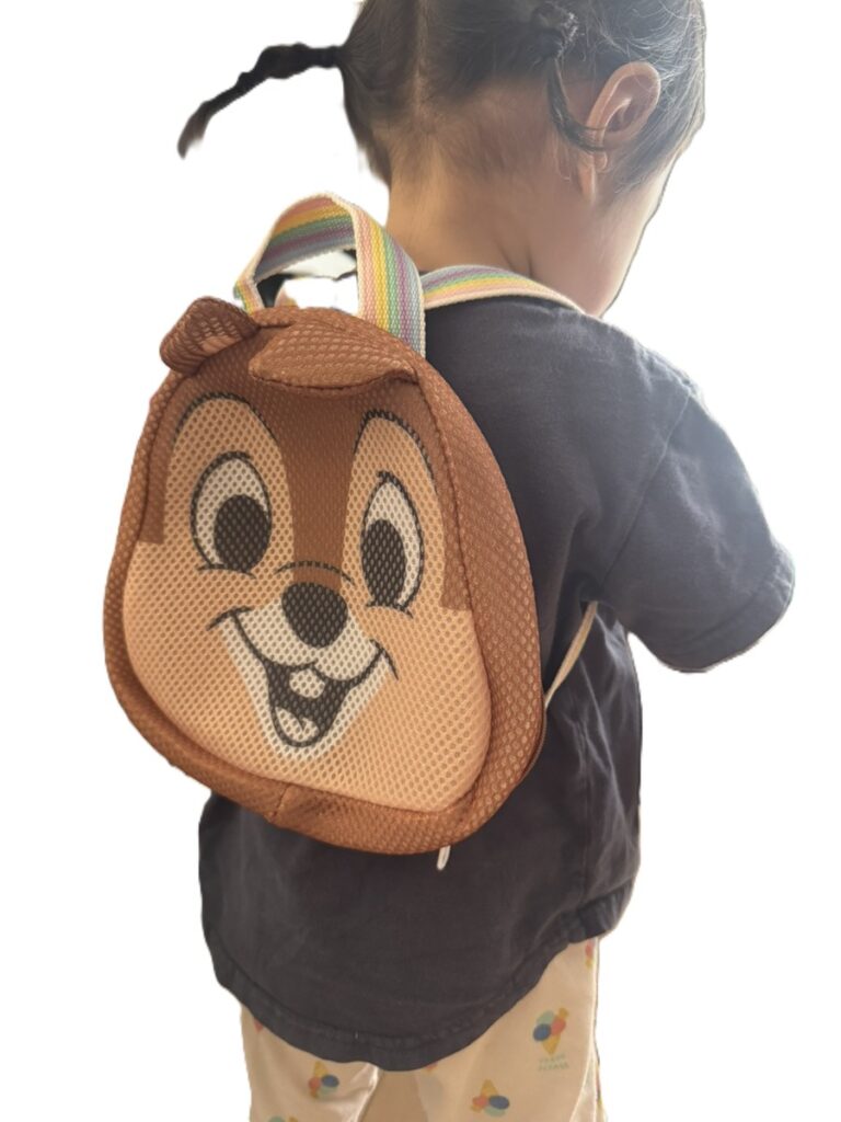 保冷剤リュックを背負った子ども