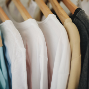 洋服をかけた木製ハンガー
