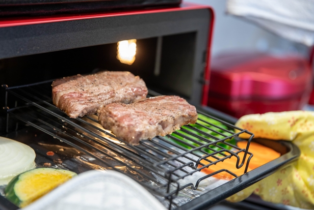 オーブンの網に乗った肉