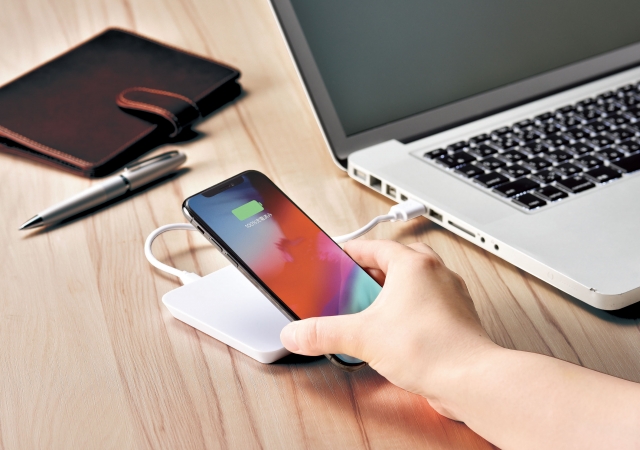 パソコンで充電をするスマホ