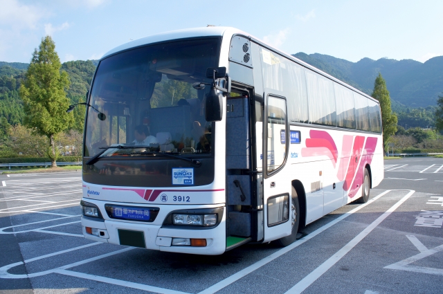 駐車場に停まっている夜行バス