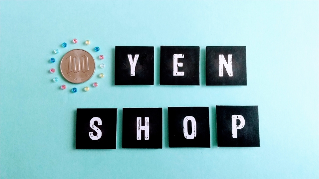 青い背景に100YENSHOPの文字