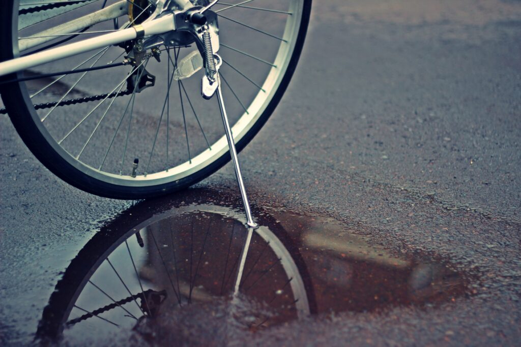 濡れている地面と自転車