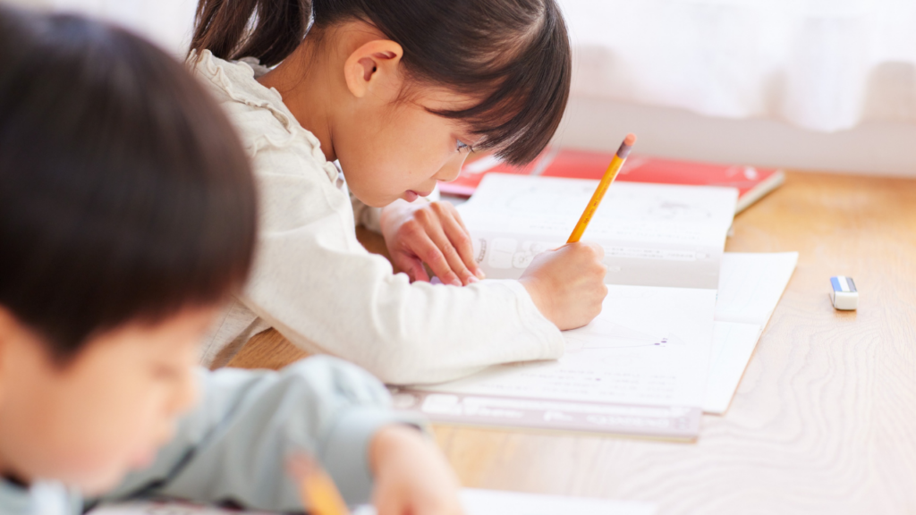 並んで勉強する女の子と男の子