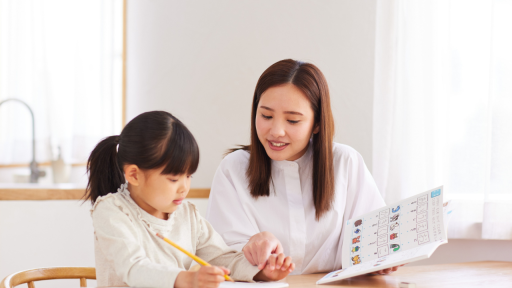 勉強する娘と教えるママ