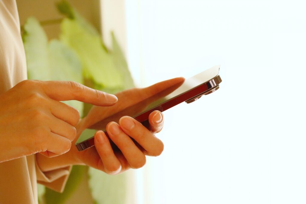 スマホを操作する女性
