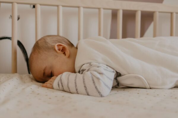 スリーパーをきて眠る赤ちゃん