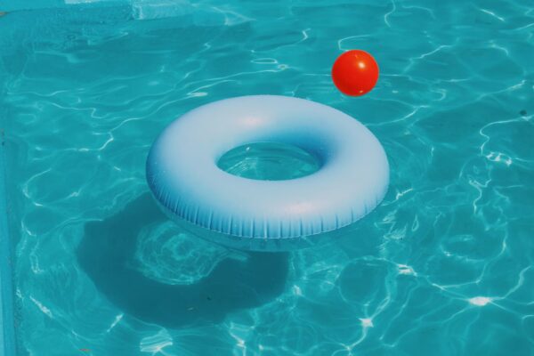 プールに浮かぶ浮き輪