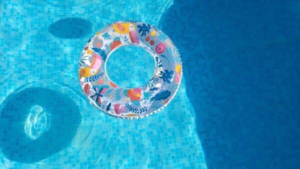 プールに浮かぶ可愛い浮き輪