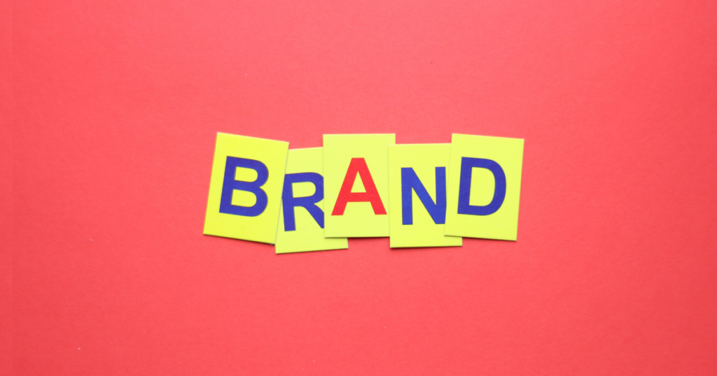 赤い背景にBRANDの文字