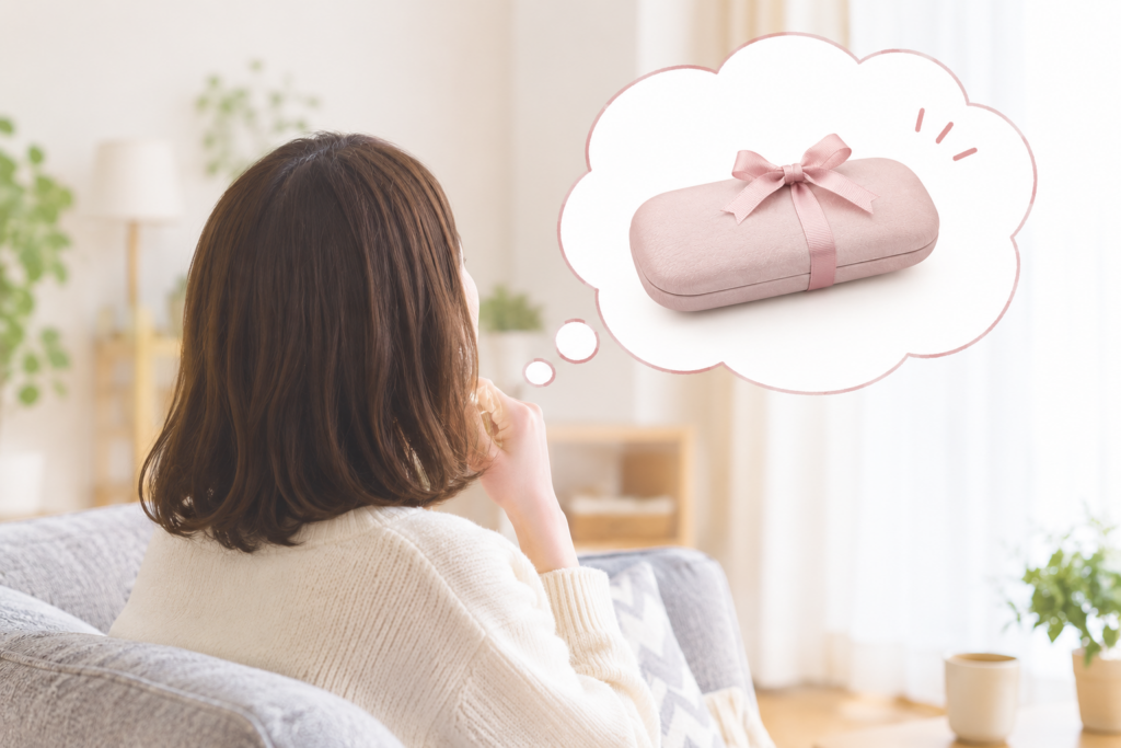 ソファに座る女性の後ろ姿とメガネケース